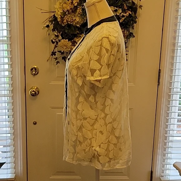 Cato cream floral lace short sleeve blouse black faux leather trim sz Large EUC… - Picture 4 of 8